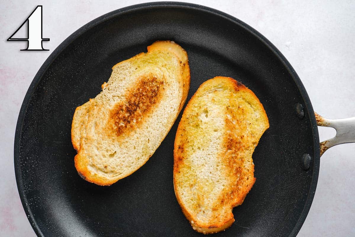 dos rebanadas de pan tostado en una sartén