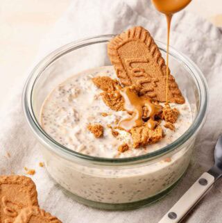oatmeal drizzled with melted biscoff and garnished with biscoff cookies.